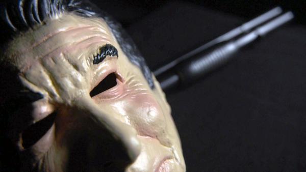 Bild 1 von 10: Im Bild: Ronald Reagan Maske und Pumpgun.