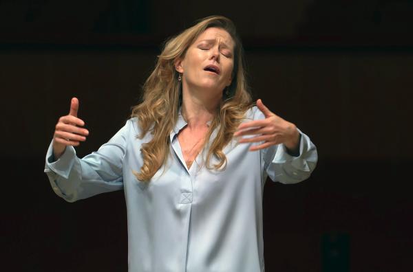 Bild 1 von 7: Die kanadische Opernsängerin Barbara Hannigan singt und dirigiert die 4. Sinfonie von Mahler.
