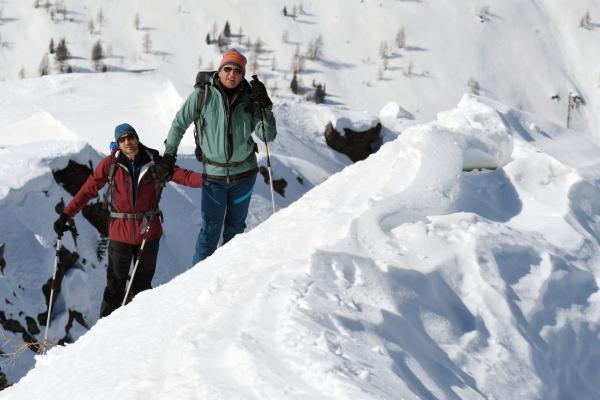 Bild 1 von 1: Der Bergdoktor Martin (Hans Sigl, l.) und sein Bruder Hans (Heiko Ruprecht, r.) auf dem Weg zu einer Bergrettung.
