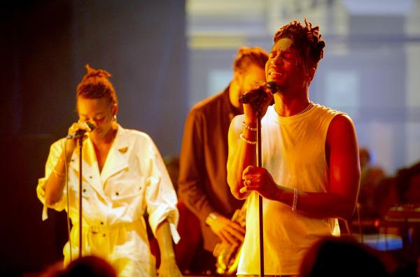 Bild 1 von 2: Jon Batiste (re.) zu Gast bei ?Ground Control?: Der musikalische Paradiesvogel aus Louisiana präsentiert die schillernden Klangwelten seines neuesten Albums ?World Music Radio?.