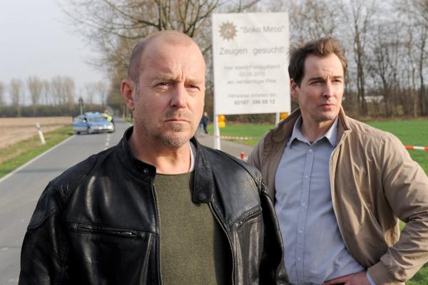 Bild 1 von 5: Ingo Thiel (Heino Ferch, li.) und Mario Eckartz (Felix Kramer, re.) suchen Zeugen, die etwas gesehen haben oder am Tatzeitpunkt an der Stelle waren, wo Mirco zum letzten Mal gesehen wurde.