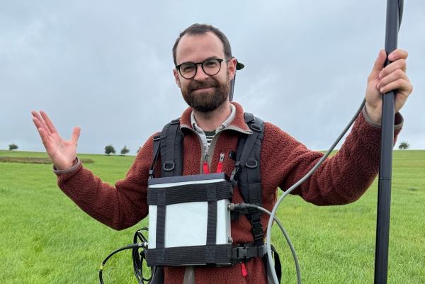 Bild 1 von 8: Wissenschaftsjournalist Niklas Kolorz geht in der Eifel auf Spurensuche. Mit einem Magnetometer sucht er nach bisher unentdeckten Maaren - den Überresten ehemaliger Vulkane in der Westeifel.