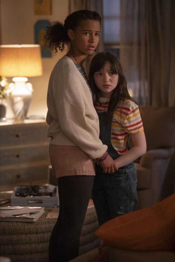 Bild 1 von 4: Mia Evans (Ashley Aufderheide, l.); Piper (Alexa Swinton, r.)