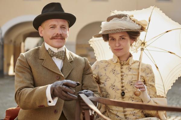 Bild 1 von 6: Ottilie (Kristin Suckow) lässt sich auf die Ehe mit Alexander (Johannes Zirner) ein.