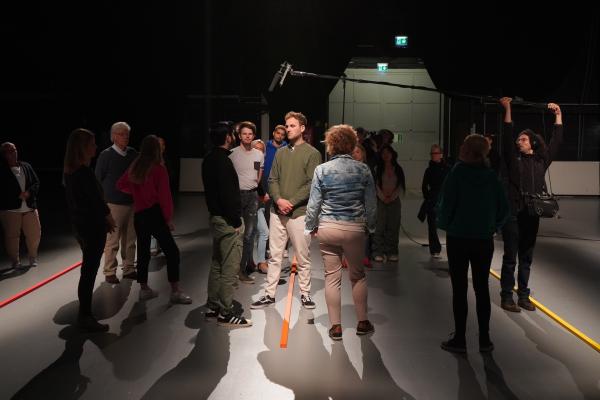 Bild 1 von 5: Leon Windscheid (M.) mit den Teilnehmern des Studioexperiments zu dem Thema \