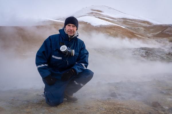 Bild 1 von 13: Auf Island gibt es gut 130 Vulkane. Sie fördern nicht nur Gesteinsschmelzen, sondern auch Gase. Wissenschaftler gehen heute davon aus, dass die Ur-Atmosphäre und das Wasser der Ozeane von Vulkanen ausgeschwitzt wurden. Auf das Klima und das Leben hatten Vulkane somit einen enormen Einfluss.