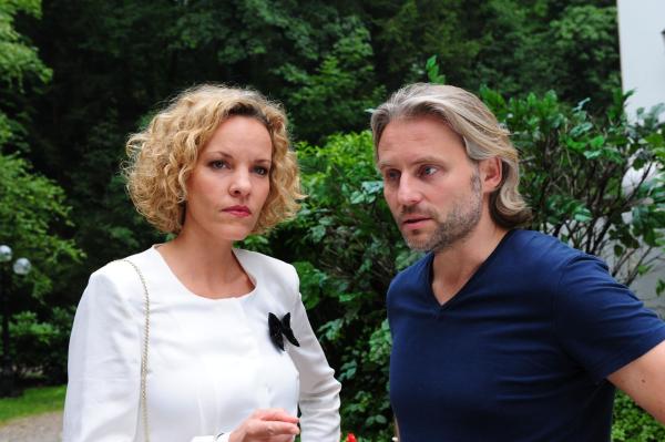 Bild 1 von 10: Natascha (Melanie Wiegmann, l.); Michael (Erich Altenkopf, r.)