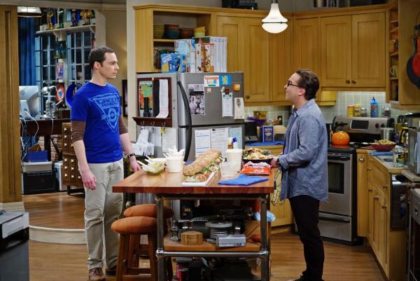 Bild 1 von 11: Sheldon (Jim Parsons, l.) nimmt es Leonard (Johnny Galecki, r.) übel, dass dieser nicht mehr zu den von Sheldon angesetzten Mitbewohner-Treffen kommen will. Brenzlig wird die Situation allerdings erst, als Penny auf einmal für Sheldon Partei ergreift und Amy Leonard unterstützt ...