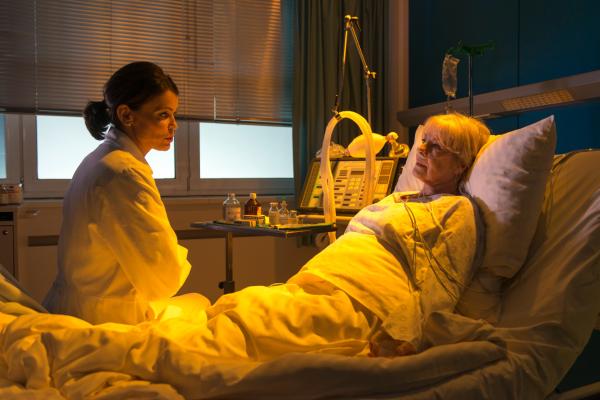 Bild 1 von 11: Dr. Jasmin Jonas (Gerit Kling, l.) geht davon aus, dass Sabine Ohlenschläger (Annekathrin Bürger, r.) den Autounfall hatte, weil sie einen leichten Schlaganfall erlitt. Die Untersuchungen werden Klarheit schaffen.