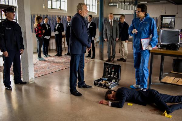 Bild 1 von 8: Arthur Bauer (Gerd Silberbauer, l.) und Dr. Weissenböck (Florian Odendahl, r.) am Tatort. Im Hintergrund beobachtet sie Richard Schwarz (Michael Schiller).