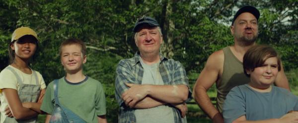 Bild 1 von 8: Mit viel Enthusiasmus können Max (Oscar Desgagnés, 2. von links) und Charles (Joey Bélanger, rechts) die Dorfbewohner überzeugen, ihre Idee zu unterstützen. Dazu gehören u.a. der arbeitslose Trinker Raymond (Benoît Brière, Mitte), der alles verloren hat; Martin (Justin Laramée, 2. von rechts) und seine Tochter, die smarte Alice (Emma Bao Linh Tourné, links), die sich um das Marketing kümmern will.© MDR/ TVA Films - Honorarfrei nur im Zusammenhang mit genannter Sendung bei Nennung \