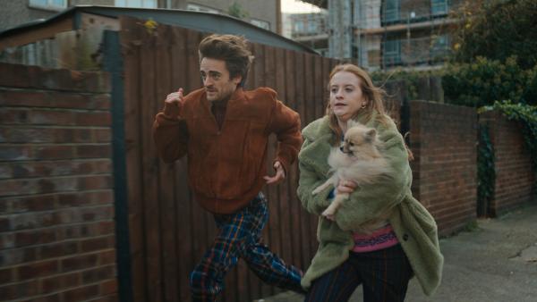 Bild 1 von 3: Jen (Máiréad Tyers) und Jizzlord (Luke Rollason) wagen einen riskanten Schritt und entführen einen Hund, den Jizzlord überraschend wiedererkennt. Doch wird der Hund die Geheimnisse seiner mysteriösen Vergangenheit enthüllen können?