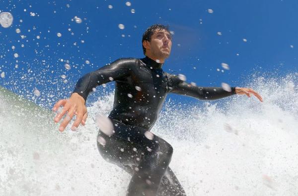 Bild 1 von 2: António Laureano surft die ?Big Waves? in Nazaré.