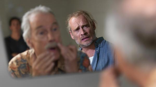 Bild 1 von 22: Im Bild: Karlheinz Hackl (Herr Berner), Johannes Krisch (Praschak).