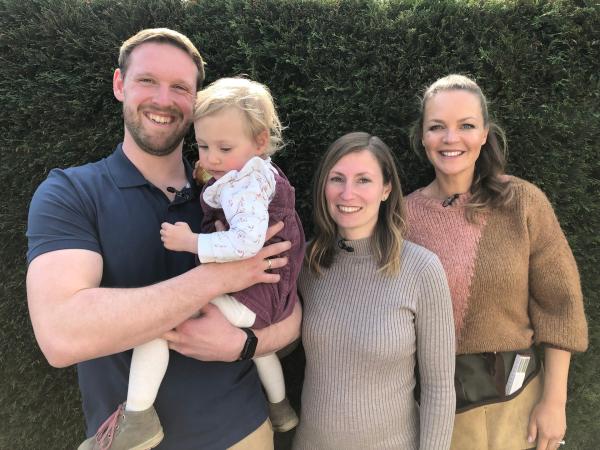 Bild 1 von 8: Carolin (2.v.r) und Gregor Breidenbach (l.) haben in Bergisch Gladbach ein Haus gekauft, das ideal ist für die junge Familie. Nur eines stört die beiden: Das Nachbarhaus grenzt direkt an ihr Grundstück, so dass sich die Familie im Wohnzimmer und auf der Terrasse immer beobachtet fühlt. Eva Brenner (r.) bittet die Gartenprofis René Pütz und Dennis Thiele Konzepte für mehr Privatsphäre zu entwickeln.