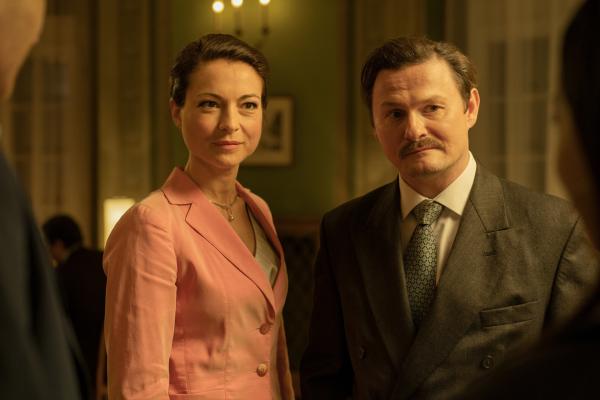 Bild 1 von 15: Rosa (Henriette Richter-Röhl, l.) und Josef (Shenja Lacher, r.) sind gespannt darauf, die Freundin ihres Sohnes Davids kennenzulernen.