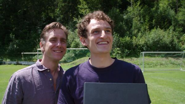 Bild 1 von 5: Julian (re.) mit Drohnenpilot Peter beim Drohnefliegen.