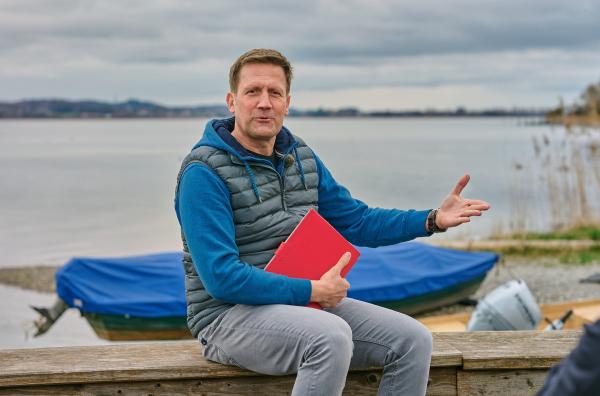 Bild 1 von 2: SWR Moderator Jens Hübschen hat Quiz-Fragen im Gepäck. Er will testen, was die Mitmenschen so über ihre Stadt und ihr Land wissen.