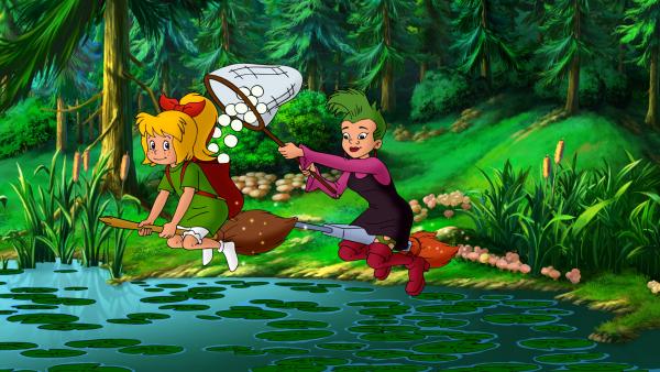 Bild 1 von 10: Bibi und Schubia fangen Frosch-Blubberblasen als Zutat für die Suppe ein.