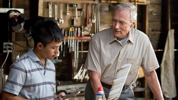 Bild 1 von 7: Thao (BEE VANG) und Walt Kowalski (CLINT EASTWOOD)
