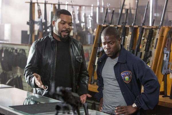 Bild 1 von 21: James Payton (Ice Cube, l.) will seinen möglichen Schwager Ben Barber (Kevin Hart, r.) testen und nimmt ihn auf Streife mit. Doch ausgerechnet an diesem Tag findet der Cop auch eine heiße Spur zum gnadenlosen Gangsterboss Omar ...
