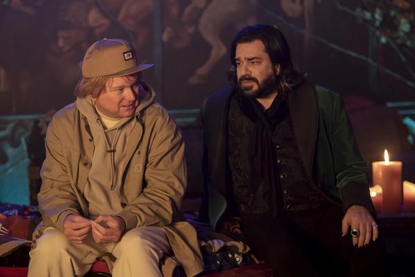 Bild 1 von 6: Colin Robinson (Mark Proksch, l.); Laszlo (Matt Berry, r.)