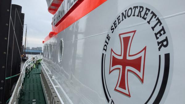 Bild 1 von 4: Die Schiffe der DGzRS sind Spezialanfertigungen: hochmotorisiert und für den stärksten Seegang gebaut. Die Boote können durchkentern, also sich im Wasser überschlagen, und sind dennoch weiter seetüchtig.