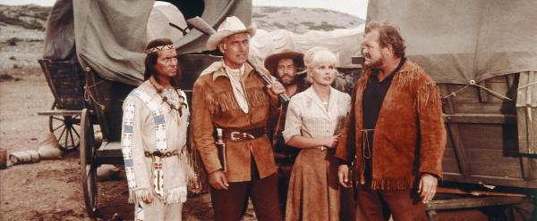 Bild 1 von 6: Der Geier-Bande ist ein weiterer grausamer Überfall gelungen. Winnetou (Pierre Brice, l.) und seine Freunde Old Surehand (Stewart Granger, M.), Old Wabble (Paddy Fox, hinten), Annie (Elke Sommer) und Baumann (Walter Barnes, r.) sind entsetzt ...