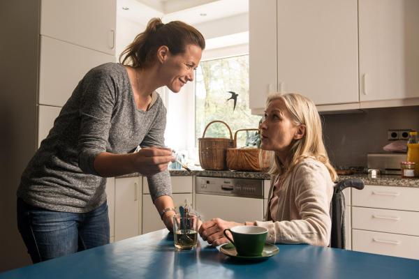 Bild 1 von 14: Im Bild: Jutta (Alexandra Neldel) bringt Ihrer Mutter (Hedi Kriegeskotte) Medizin