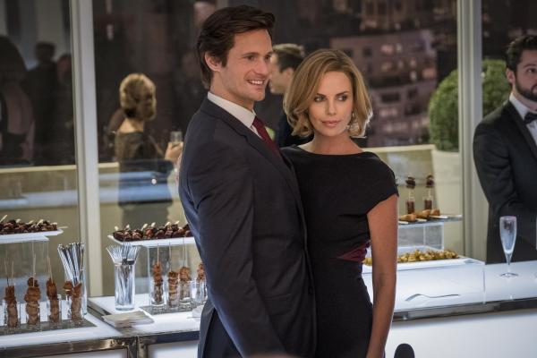 Bild 1 von 7: Premierminister James Steward (Alexander Skarsgård, l.); Charlotte Field (Charlize Theron, r.)