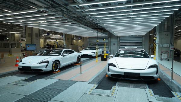 Bild 1 von 3: Für die Umstellung auf Elektromobilität baute Porsche sein Stammwerk in Zuffenhausen um. Hier wird der Taycan Turbo S auf drei Etagen gefertigt, ein klassisches Fließband gibt es nicht.