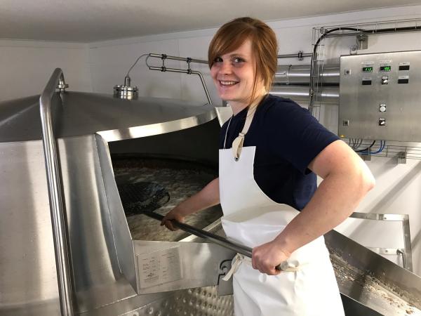 Bild 1 von 1: Monika Meinel-Hansen am Kessel.