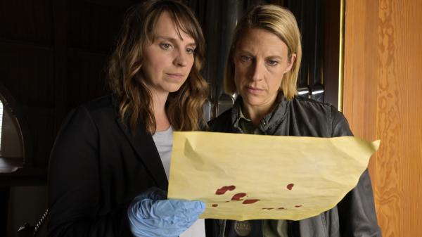 Bild 1 von 6: Die Beweissuche in der Kirche gestaltet sich für Tamara (Anja Pahl, l.) und Luna (Caroline Erikson, r.) schwierig. Doch finden sich im Asservatenbeutel mögliche Hinweise?