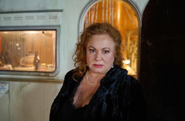 Bild 1 von 19: Mathilde Huber (Petra Berndt) steht vor Alois Morath Campingwagen.