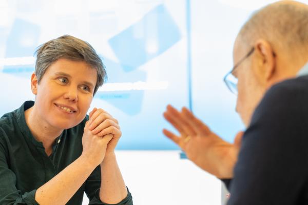 Bild 1 von 6: In der Nachkriegszeit entwickelte die politische Theoretikerin Hannah Arendt Ideen, wie Menschen selbst in Zeiten größter Angst handlungsfähig bleiben. Darüber spricht Harald Lesch mit Arendt-Expertin Maike Weißpflug.