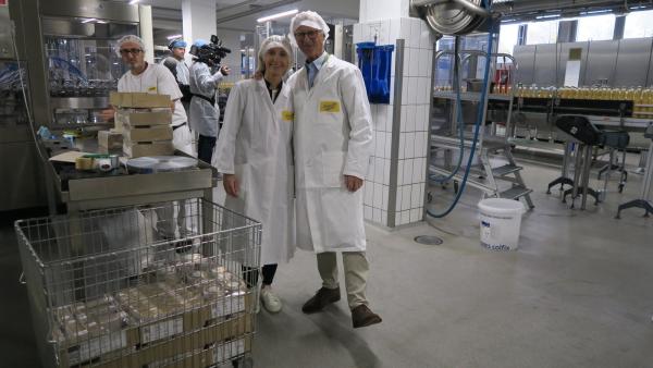 Bild 1 von 3: In der Likörmanufaktur Verpoorten stehen Vater und Tochter gemeinsam in der Produktion - ein Familienbetrieb, der Tradition und Verantwortung über Generationen hinweg trägt.