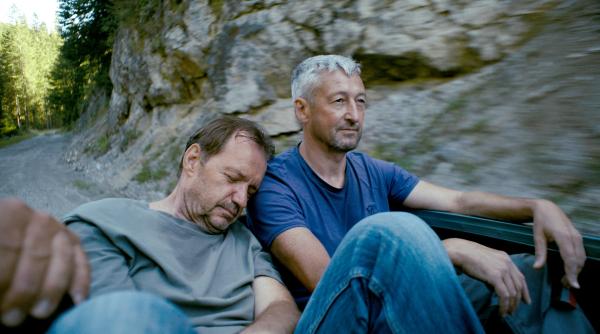 Bild 1 von 4: Eine junge Frau kehrt zurück in ihr abgelegenes Heimatdorf, nachdem ihr Vater im Wald verschwunden war. Hin- und hergerissen zwischen der Verantwortung für den infantilen Mann und ihrer Sehnsucht nach Nähe und Unbeschwertheit treibt sie durch den Tag.