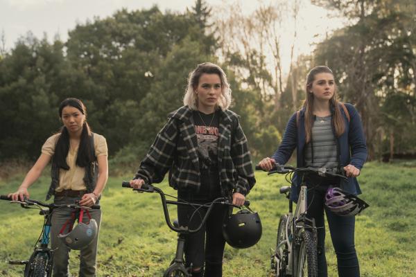 Bild 1 von 17: Caroline (Jacqueline Joe, l.), Issie (Macey Chipping, M.) und Natasha (Antonia Robinson, r.) gehen der Standortortung nach, die Natasha auf dem Handy ihres Vaters entdeckt hat, um herauszufinden, wer sich hinter der Abkürzung A. verbirgt.© ZDF/Matt Klitscher - Honorarfreie Verwendung gemäß AGB im redaktionellen Zusammenhang mit genannter Sendung bei Nennung \