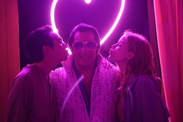 Bild 1 von 9: Paul (Justin Chon, l.); Erin (Ellie Bamber, r.)