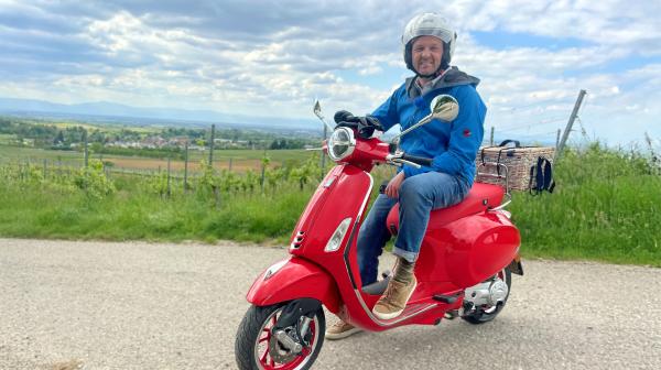 Bild 1 von 3: Johannes Zenglein ist mit dem Motorroller unterwegs im Markgräflerland.