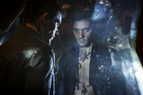 Bild 1 von 22: Schlau, gerissen, gutaussehend: Einst scharrte der mächtige Schattenjäger Valentin (Jonathan Rhys Meyer) eine exklusive Gruppe von Kriegern um sich. Doch wegen seiner radikalen Ansichten - alle Menschen von Dämonen töten zu lassen - ist er zum Feind für alle geworden ...