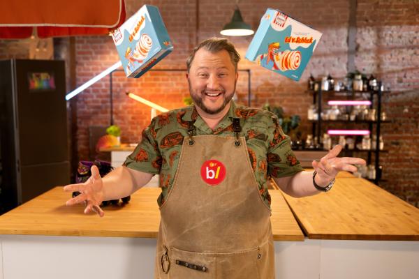 Bild 1 von 4: Sebastian Lege macht eine Zeitreise und nimmt vier beliebte Klassiker aus den achtziger Jahren unter die Lupe. Ed von Schleck war DAS Kulteis der Achtziger. Produktentwickler Sebastian Lege deckt auf, was wirklich in dem Eis am Schiebestiel steckt.