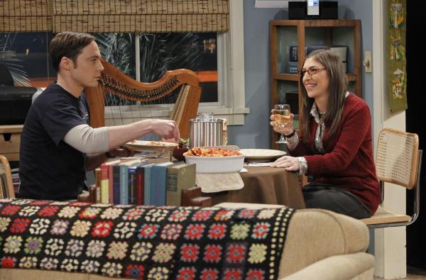 Bild 1 von 25: Amy (Mayim Bialik, r.) will das Tempo ihrer Beziehung anziehen und lädt Sheldon (Jim Parsons, l.) zu sich ein ...