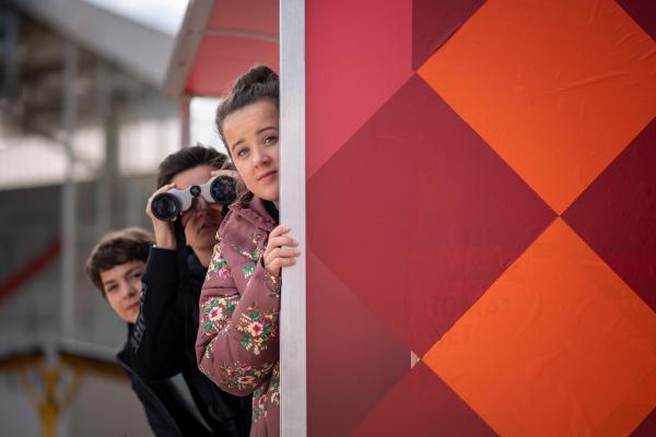 Bild 1 von 5: Rike (Madeleine Haas, re.) und Pit Hansen (Ferenc Amberg, mi.) unterstützen Anton (Lasse Timmel, li.) in einer wichtigen Mission.