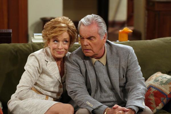 Bild 1 von 13: Während eines Spontabesuchs bei Charlie erleben Teddy (Robert Wagner, r.) und Evelyn (Holland Taylor, l.) eine Überraschung ...