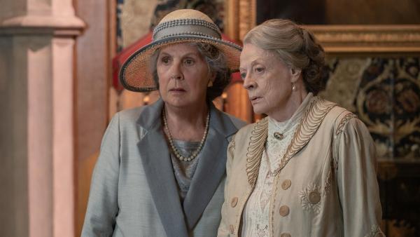 Bild 1 von 8: Isobel Merton (Penelope Wilton, l.); Violet Grantham (Maggie Smith, r.)