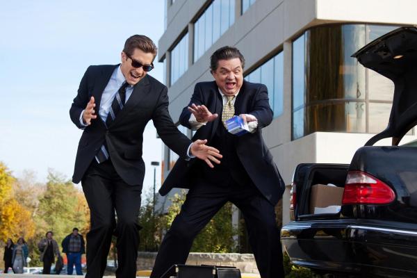 Bild 1 von 9: Zusammen mit seinem Partner Bruce Winston (Oliver Platt, r.) begibt sich Jamie Randall (Jake Gyllenhaal, l.) in den Kampf um die Gunst der Ärzte ...