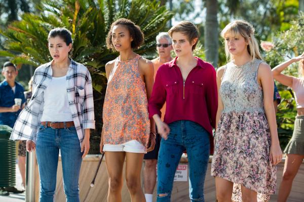 Bild 1 von 5: Kyra (Kimie Tsukakoshi, von links), Ruksy (Rainbow Wedell), Imogen (Elizabeth Cullen) und Lily (Mia Milnes) sehen entsetzt, wie vor ihren Augen ein Polizeiauto von einem magischen Strudel verschluckt wird.