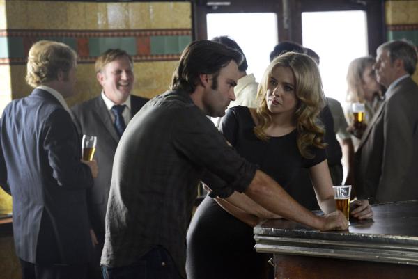 Bild 1 von 8: Dr. Patrick McNaughton (Jonathan LaPaglia, l.); Joan Millar (Jessica Marais, r.)