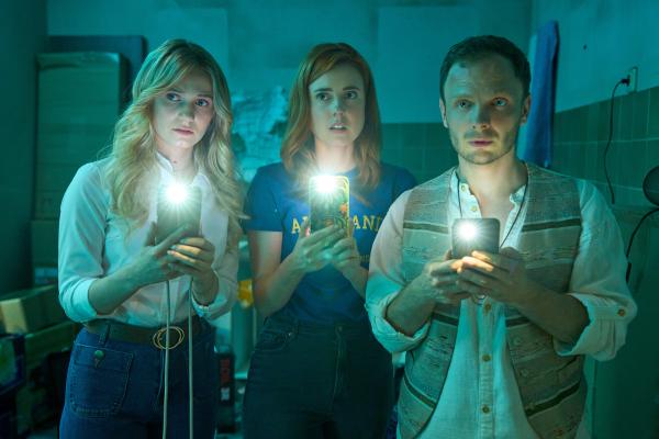 Bild 1 von 4: Svenja (Leonie Wesselow, l.), Caro (Meriel Hinsching, M.) und Hauke (Fabian Baecker, r.) fürchten sich, nachdem der Strom ausgefallen ist.